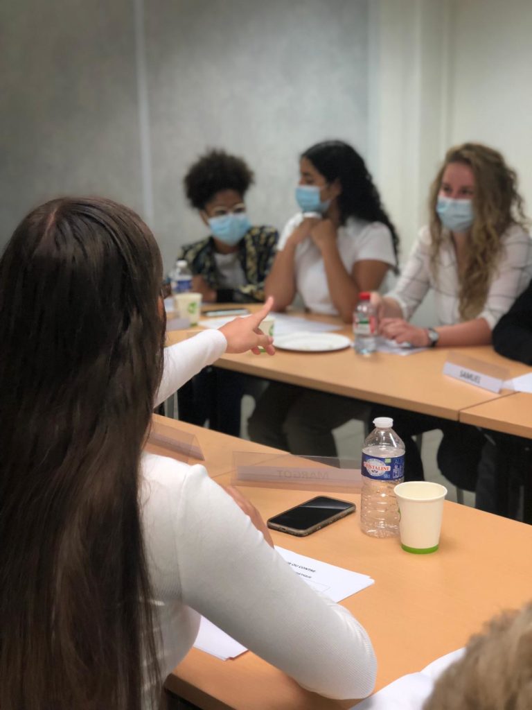 Des participants prennent la parole lors d’un échange collectif